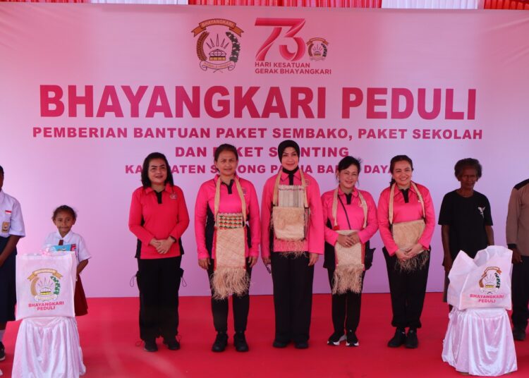 Ketum Bhayangkari Ny. Juliati Sigit Prabowo Lakukan Baksos di Sorong