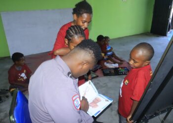 Satgas Si-Ipar Hadir di Kabupaten Yalimo, Ajak Anak-anak Belajar Berhitung dengan Ceria