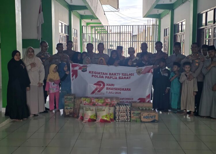 Jelang Hari Bhayangkara Ke-79, Biro SDM Polda Papua Barat Bakti Religi Serahkan Sembako Kepada Masyarakat
