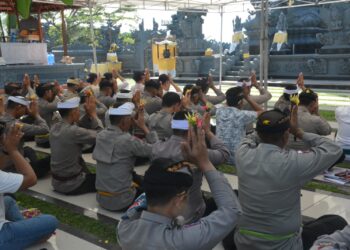 Sambut Hari Bhayangkara Ke-79, Personil Umat Hindu Gelar Doa dan Persembahyangan Bersama
