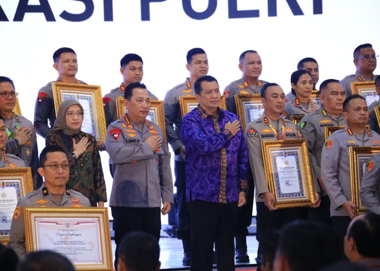 Kapolri Berikan Penghargaan Pembangunan Zona Integritas WBK Kepada Divisi Humas Polri