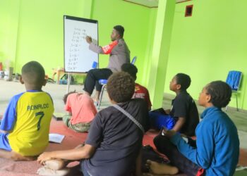 Satgas Si – Ipar Berikan Materi Berhitung kepada Anak-Anak di Kabupaten Yalimo