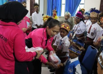 Kunjungi Raja Ampat, Ketum Bhayangkari Ny. Juliati Sigit Prabowo Salurkan Sembako hingga Gelar Khitanan Massal