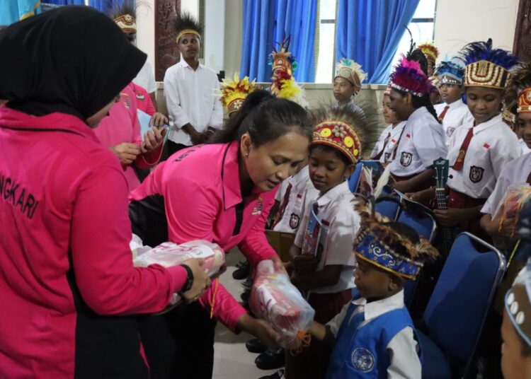 Kunjungi Raja Ampat, Ketum Bhayangkari Ny. Juliati Sigit Prabowo Salurkan Sembako hingga Gelar Khitanan Massal