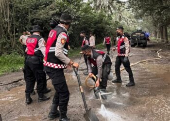 Polri untuk Masyarakat, Gerak Cepat Polda NTT Bersihkan Lokasi Terdampak Erupsi Gunung Lewotobi Laki