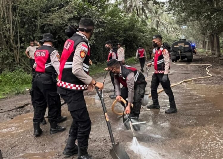 Polri untuk Masyarakat, Gerak Cepat Polda NTT Bersihkan Lokasi Terdampak Erupsi Gunung Lewotobi Laki
