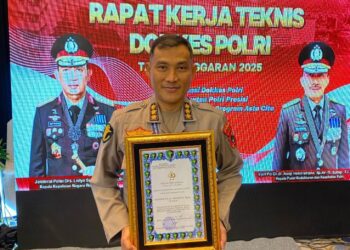 Biddokkes Polda Papua Barat Terima Dokkes Award dari Pusdokkes Polri di Rakernis 2025