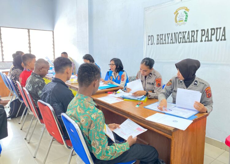 Pemeriksaan Administrasi Akhir Bintara dan Bakomsus Polri T.A. 2025 di Polda Papua Berlangsung Lancar dan Transparan