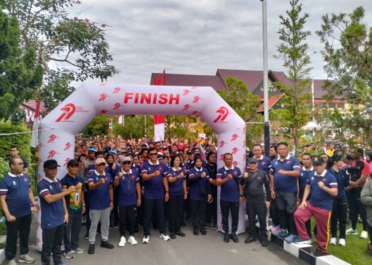 Ribuan Masyarakat dan Ratusan Hadiah Semarakkan Jalan Sehat dan Sepeda Santai Hari Bhayangkara ke -79 di Polda Kalteng