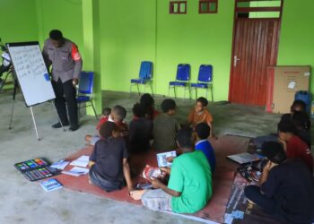 Sub Satgas Si-Ipar Operasi Rasaka Cartenz 2025 Polres Yalimo Berikan Pembelajaran Berhitung kepada Anak-Anak di Kabupaten Yalimo