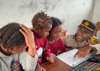 Sub Satgas Si-Ipar Operasi Rasaka Cartenz 2025 Polres Yalimo Berikan Pembelajaran Berhitung kepada Anak-Anak di Kabupaten Yalimo