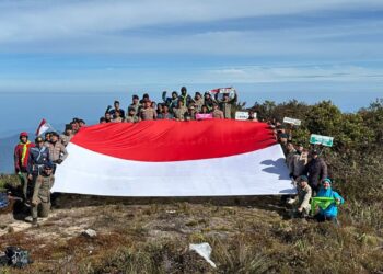 Tim Ekspedisi Hari Bhayangkara Bentangkan Bendera Merah Putih di Puncak Gunung Leuser