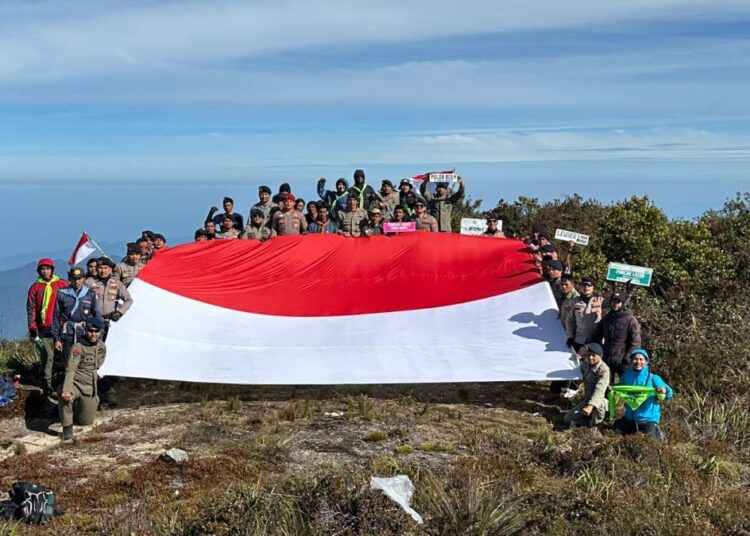 Tim Ekspedisi Hari Bhayangkara Bentangkan Bendera Merah Putih di Puncak Gunung Leuser