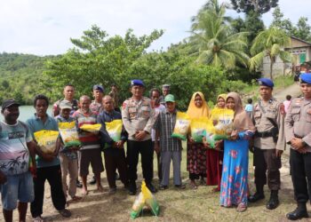 Peduli Nelayan, Polres Fakfak Salurkan Bansos ke Pulau Panjang di Momen Hari Bhayangkara