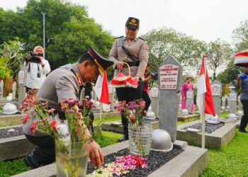 Jelang Hari Bhayangkara, Kapolri Ziarah ke Makam BJ Habibie hingga Hoegeng