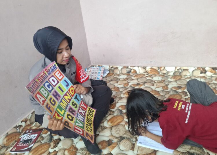Operasi Rasaka Cartenz Hadir Melalui Petugas Pengajar Berbagi Ilmu Untuk Anak Putus Sekolah