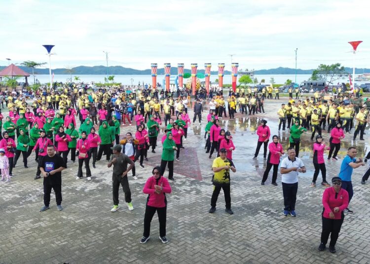 Polres Fakfak Gelar Jalan Santai Dan Olahraga Bersama Dalam Rangka Hari Bhayangkara Ke-79