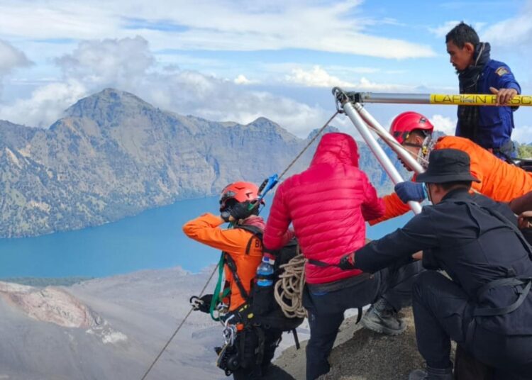 Tim SAR Gabungan Hadapi Medan Ekstrem dalam Misi Penyelamatan Pendaki Asal Brasil di Rinjani