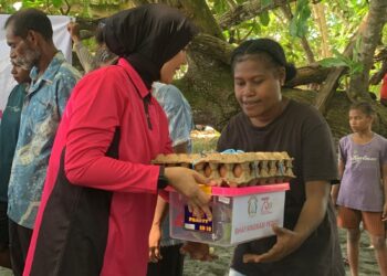 Pelepasan Tukik di pesisir Pantai Meinyunfoka Pantura Manokwari dalam rangka Hari Bhayangkara ke-79
