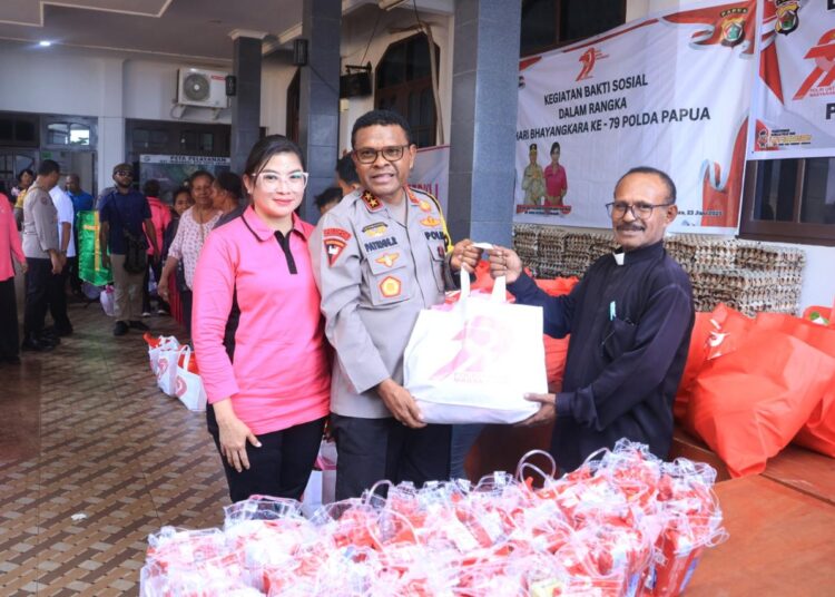 Kapolda Papua Dan Bhayangkari Gelar Bakti Sosial dan Religi di Gereja GKI Immanuel APO