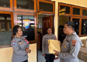 Polda Papua Dukung Program Minat Baca dengan Donasikan 50 Eksemplar Majalah