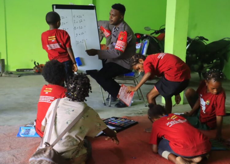 Subsatgas Si-Ipar Hadir Ditengah Anak di Yalimo: Ajarkan Penjumlahan dengan Cepat