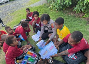 Subsatgas si-ipar polres jayapura ajar anak dan mama-mama di kampung doyo baru, serta bagikan sembako dalam rangka ops rasaka cartenz 2025