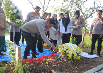 Peringati Hari Bhayangkara ke-79, Baharkam Polri Ziarah ke Makam Briptu Anumerta Ghalib