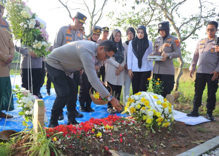 Peringati Hari Bhayangkara ke-79, Baharkam Polri Ziarah ke Makam Briptu Anumerta Ghalib