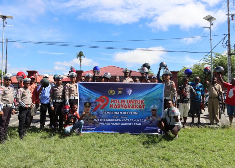 Sat Lantas Polres Manokwari Selatan Kampanyekan Keselamatan Berlalu Lintas, Bagikan Helm SNI Kepada Masyarakat