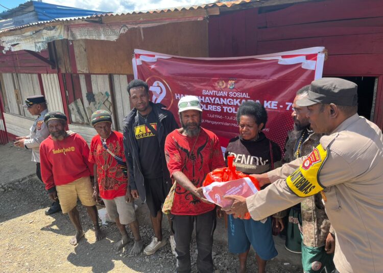 Sat Binmas Polres Tolikara Salurkan 25 Paket Sembako kepada Warga, Wujud Kepedulian Menyambut Hari Bhayangkara ke-79