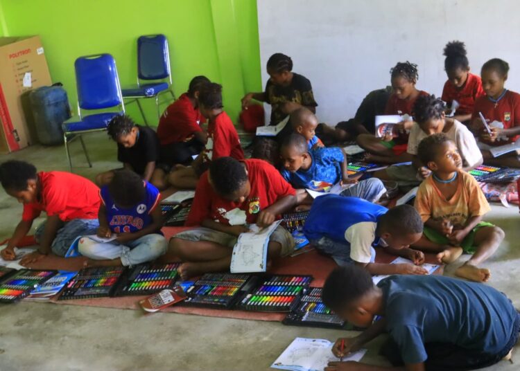 Tingkatkan Kreativitas Anak-anak di Kabupaten Yalimo, Subsatgas Si-Ipar Operasi Rasaka Cartenz Polres Yalimo Ajarkan Anak Usia Kanak-kanak Menggambar dan Mewarnai