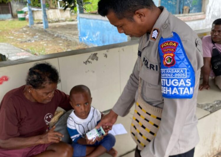 Satgas Keladi Sagu Polres Jayapura Laksanakan Pelayanan Kesehatan di Pelabuhan Yahim Sentani