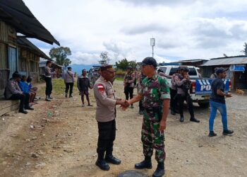 Sinergi Polri dan TNI, Patroli Gabungan Hadirkan Rasa Aman Bagi Warga Tolikara