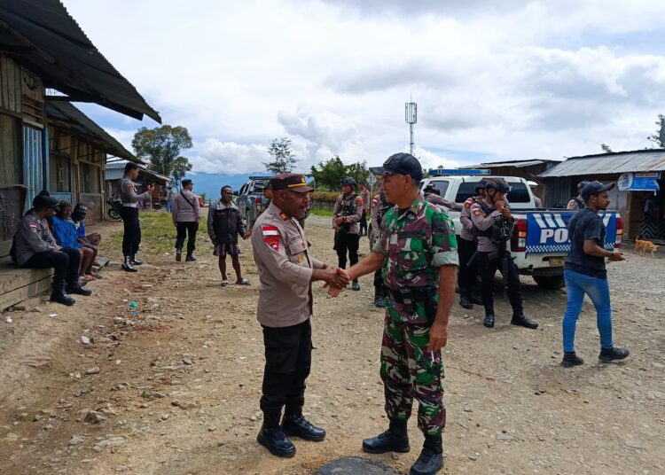 Sinergi Polri dan TNI, Patroli Gabungan Hadirkan Rasa Aman Bagi Warga Tolikara
