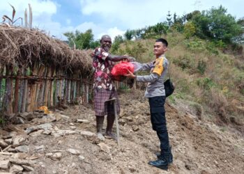 Polsek Karubaga Salurkan 25 Paket Sembako Kapolres Tolikara di Distrik Wenam