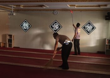 Toleransi dan Kepedulian, Polres Puncak Jaya Bersihkan Tempat Ibadah Jelang Bhayangkara ke-79