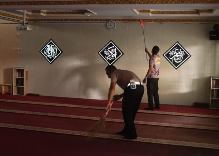 Toleransi dan Kepedulian, Polres Puncak Jaya Bersihkan Tempat Ibadah Jelang Bhayangkara ke-79