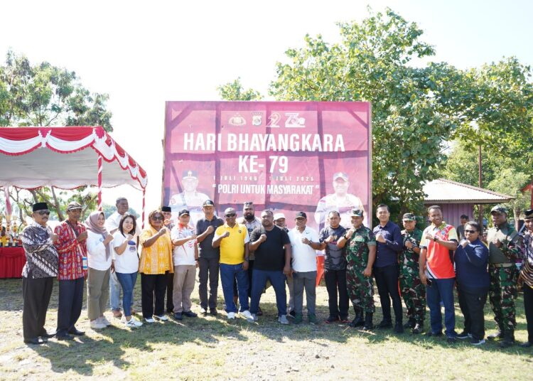 Polres Jayapura Gelar Lomba Dayung Tradisional Meriahkan HUT Bhayangkara ke-79
