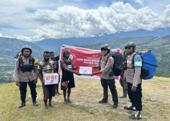 Sambut Hari Bhayangkara ke-79, Tim Paralayang Polres Tolikara Salurkan Bantuan Sembako kepada Warga Bukit Paralayang