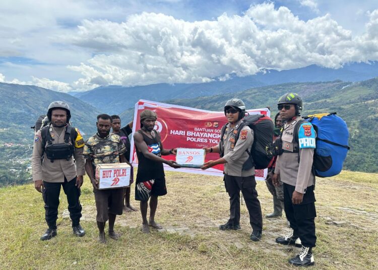 Sambut Hari Bhayangkara ke-79, Tim Paralayang Polres Tolikara Salurkan Bantuan Sembako kepada Warga Bukit Paralayang