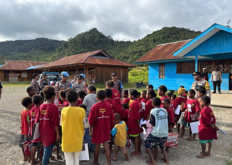 Program Si-IPAR Operasi Rasaka Cartenz 2025 Polri Hadir Berikan Kebahagiaan Bagi Anak-anak Generasi Emas Papua di Kota Oksibil Kabupaten Pegunungan Bintang
