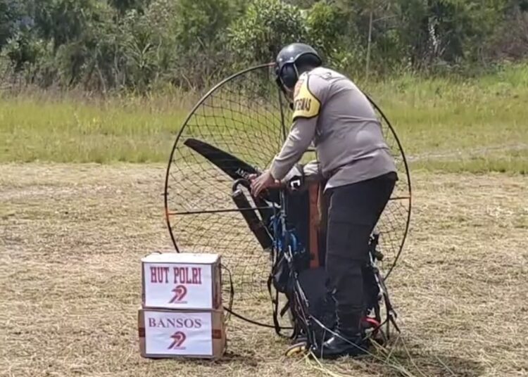 Sambut Hari Bhayangkara Yang Ke-79 : Tim Paramotor Polres Tolikara Salurkan Bantuan Sosial Berupa Sembako di 2 Distrik Kab. Tolikara