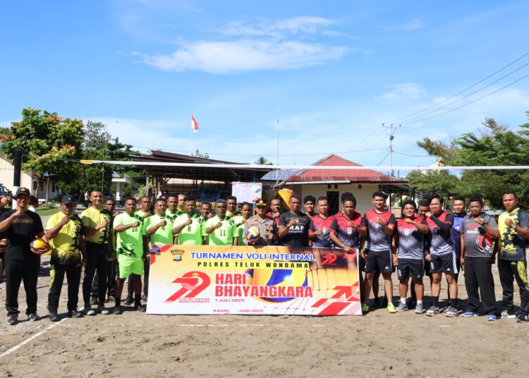 Menyongsong hari Bhayangkara ke 79, Polres Teluk Wondama gelar pertandingan Bola volly antar fungsi