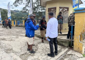 Jelang H-1 Hari Bhayangkara ke-79, Polres Tolikara Gelar Patroli Jalan Kaki dan Sapa Warga untuk Ciptakan Situasi Aman