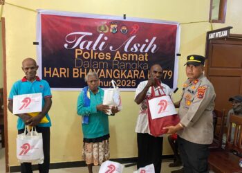 Sapa Warga Sawa Erma, Wakapolres Asmat Bawa Sembako dan Pesan Hangat