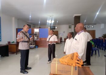 Dukung Penginjilan ke Lembah Baliem, Kapolda Papua Salurkan Bantuan Alkitab kepada Klasis GKI Port Numbay