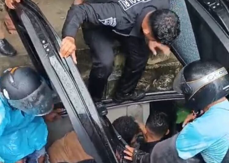 Aksi Heroik 2 Personil Brimob Bantu Evakuasi Korban Kecelakaan