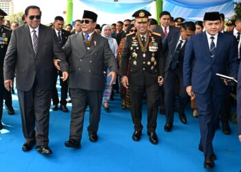 Kapolri dan Presiden Kenakan Tanda Kehormatan Bintang Bhayangkara Utama Saat Pimpin Upacara HUT Bhayangkara ke-79