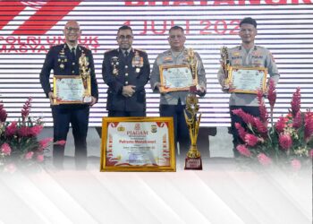 Lomba Layanan Polisi 110, Kapolresta Manokwari terima penghargaan dari Kapolda Papua Barat. 1 Juli 2025